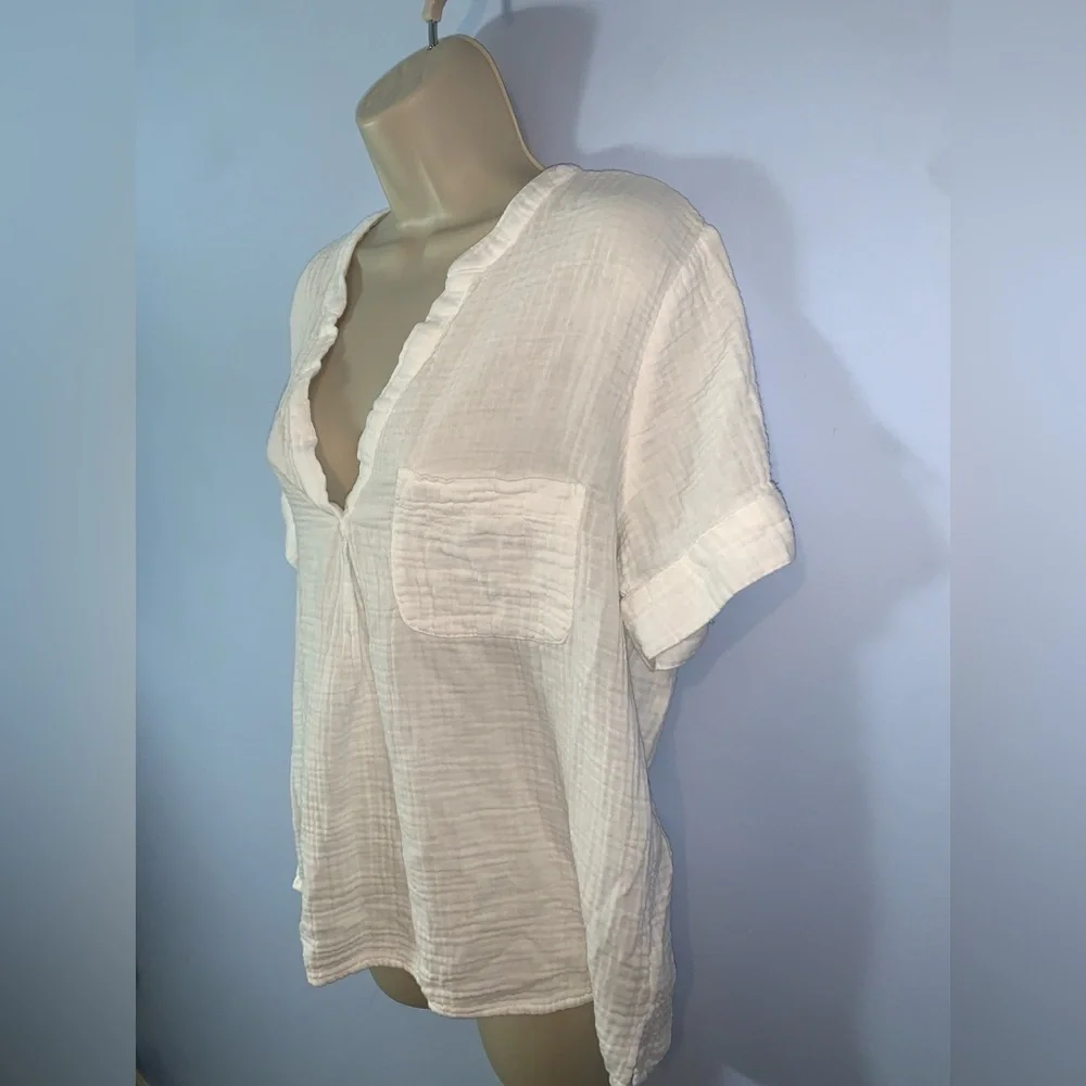 J CREW White double gauzy cotton Textured v neck pocket medium short sleeve soft